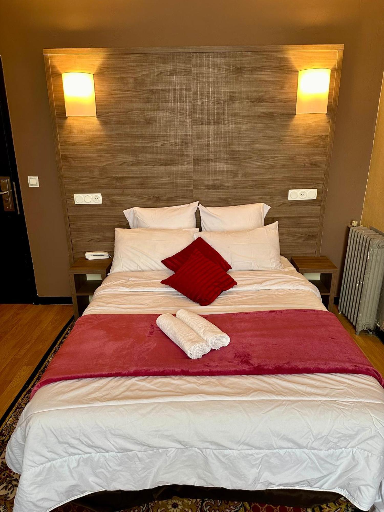 Hotel Victor Hugo Clamart Buitenkant foto