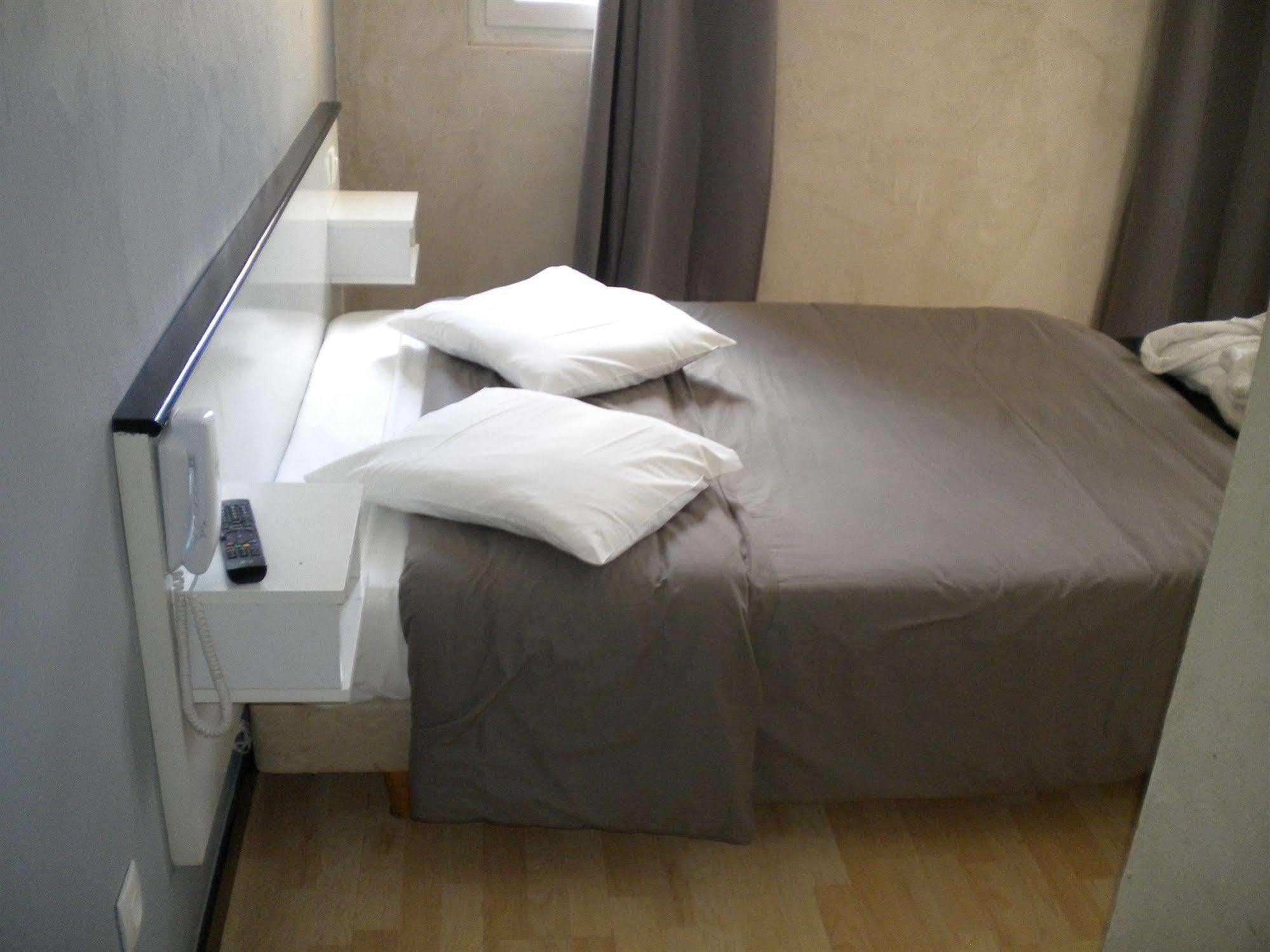 Hotel Victor Hugo Clamart Buitenkant foto